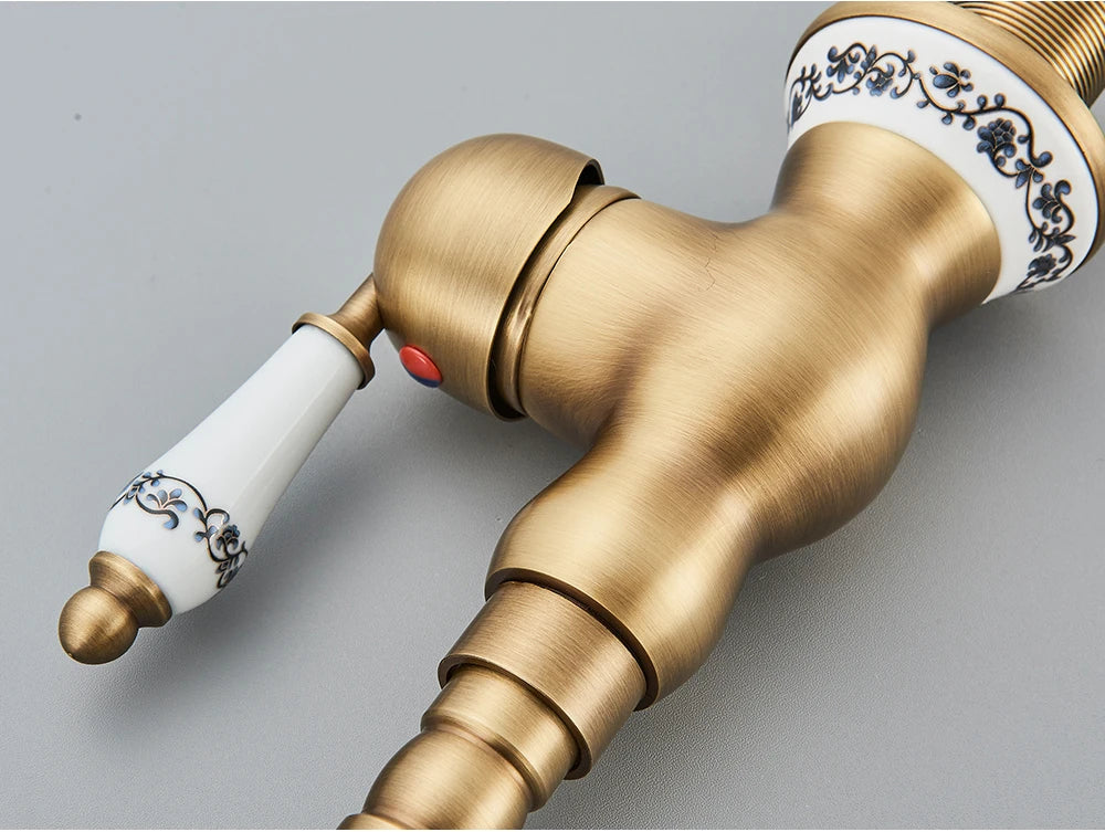 Torneira de Lavatório Vintage em Cobre – Bica Giratória com Misturador de Água Quente e Fria